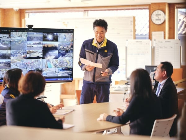 勉強会の風景です。みんな真剣に取り組んでいます。