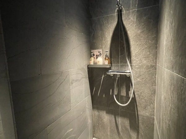 【赤坂店シャワールーム】こだわりのシャワーヘッドも完備しています。