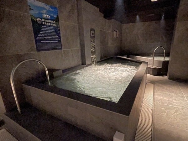 【赤坂店水風呂】こだわりの富士山溶岩鉱石濾過循環水風呂。まろやかです。