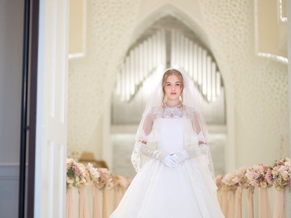 ドレスコーディネーター・業界未経験者（経験者優遇・学歴不問）