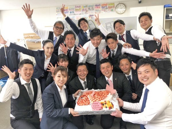 職場の仲間の誕生日は、ケーキを買ってお祝いします☆他にもBBQや社員旅行などイベント沢山！