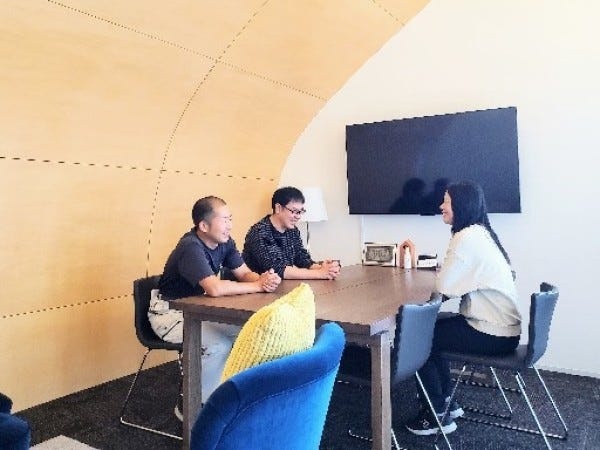 ＜休憩スペース＞　昼食をとったり、ちょっとした雑談に利用しています。