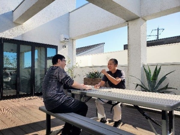 テラスがあります。天気の良い日は休憩に利用したり、バーベキューで利用しています。