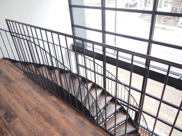 螺旋階段があります。中もきれいでおしゃれなオフィスです。