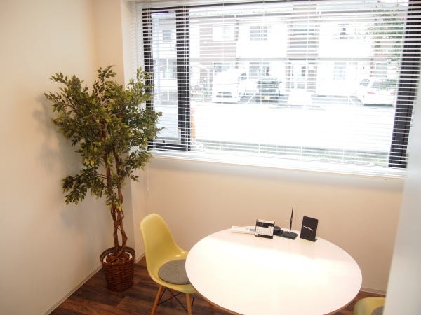 ＜打合せスペース＞　来客対応やミーティングで利用しています