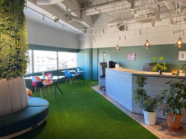 社内風景です。風通しの良いオープンスペースで休憩したり、植物を育てたりしています。