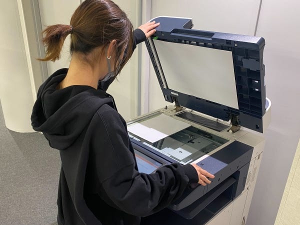 会議資料のコピーやスキャンなどを行います。