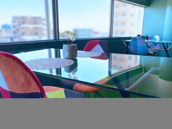 休憩スペースでは、外の風景を見ながらお昼ご飯を食べることもできます。