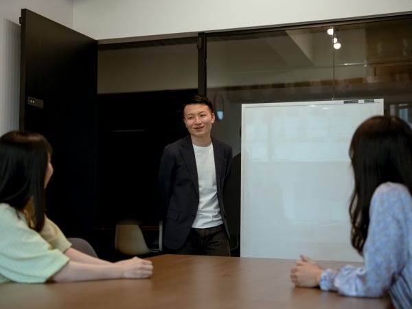 講義では、コーチ１対受講生８名で自己分析グループコーチングを実施しています。その教材や案内面でのサポートを担っていただきます。