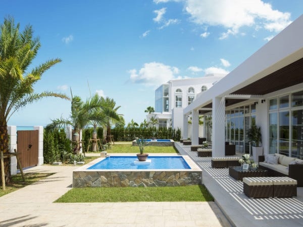 サービススタッフ・結婚式場のサービススタッフ（未経験者可・土日祝のみ可）