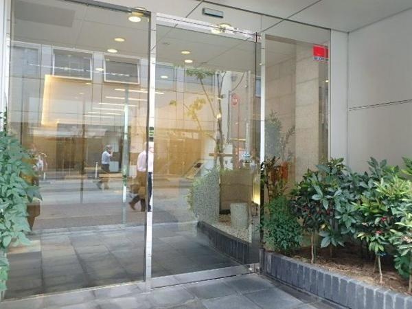 ビルのエントランスです。