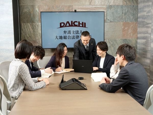 弁護士とパラリーガルで連携しながら業務にあたります！弁護士との距離の近さが弊所のいいところです！