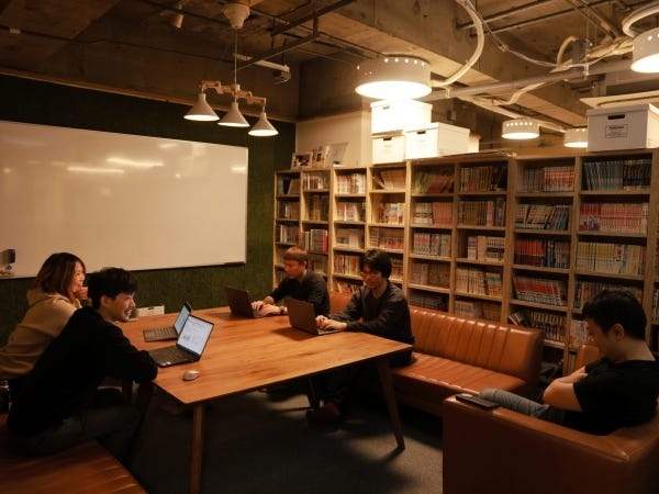 打ち合わせ室に、マンガ本がぎっしりの本棚がありブックカフェのような雰囲気です。