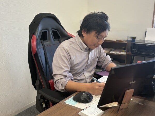 書類の清書に取り組んでいる様子です。集中しています！