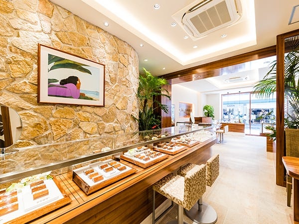 お客様との距離感が近いのが特徴。一組一組じっくりご案内出来、常連さんがふらっと遊びに来てくださるあたたかな店舗です。