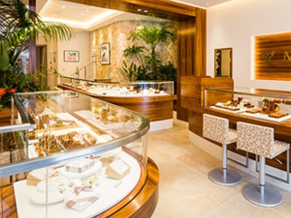 まるでハワイにいるかのような広々としたマイレ横浜元町本店。揺れるヤシの葉とウクレレの音色に身を任せ、ゆったりと過ごせる空間です。