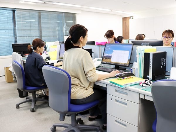 オフィス内の服装は、働きやすいビジネスカジュアルです！