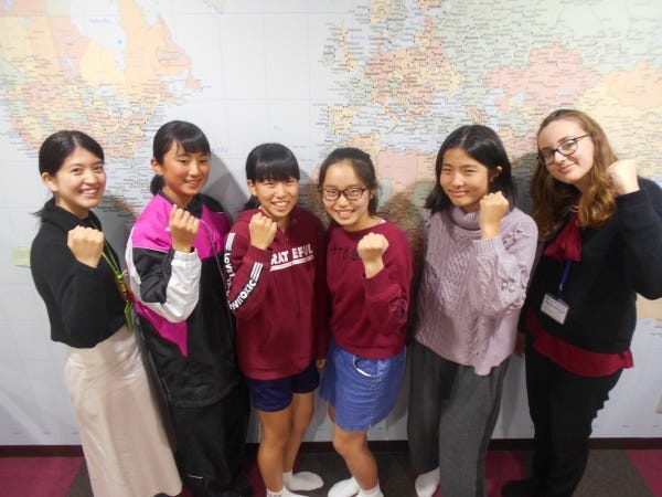 中学生の生徒達と。会話はもちろん、文法や英検取得を通して「英語が大好き」な将来のリーダーを育てます。