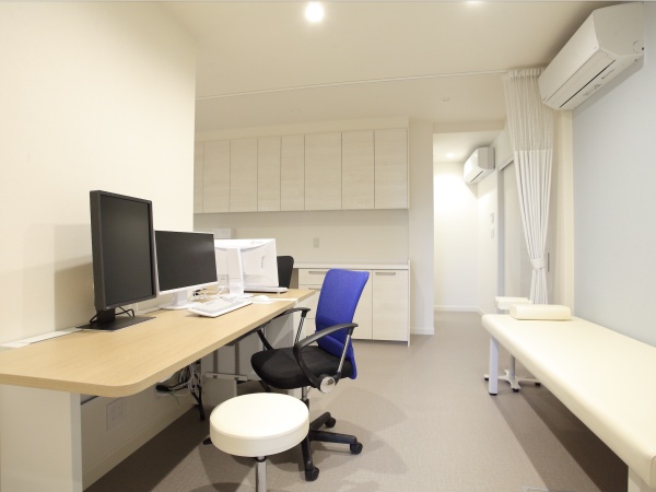 診察室です。落ち着いた色合いとしております。