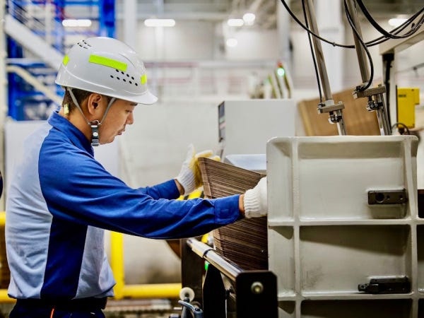 明るい工場で仲間とコミュニケーションを大切にして働こう♪