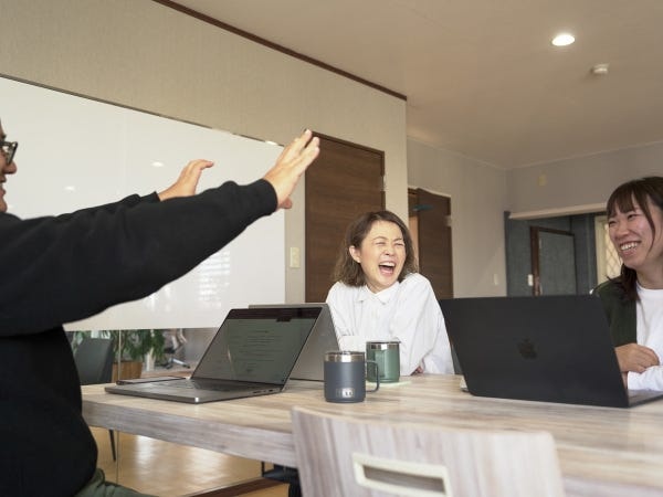 みんなでアイデア出し合いながら、より良い広告づくりをしています。