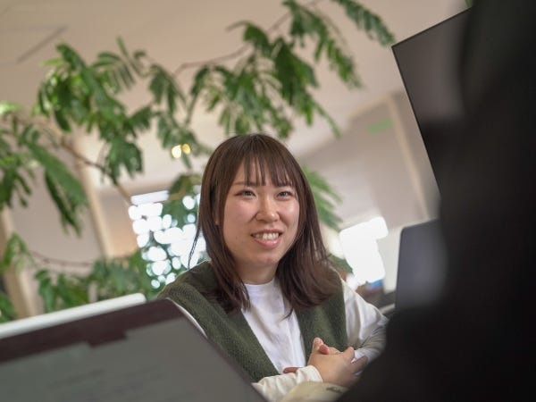 BGMが流れる事務所で、温度や湿度も快適になるように調整しています。