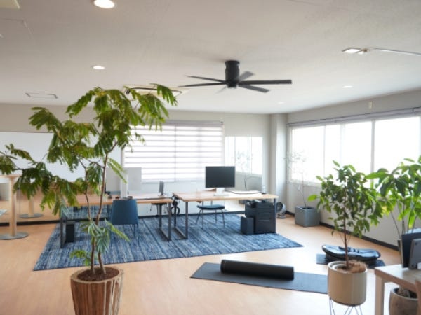 オシャレで広々とした事務所でゆったり仕事ができます。