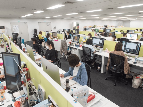 キレイで広々とした制作室（オフィス）です。制作に集中できる快適な環境作りをしています。