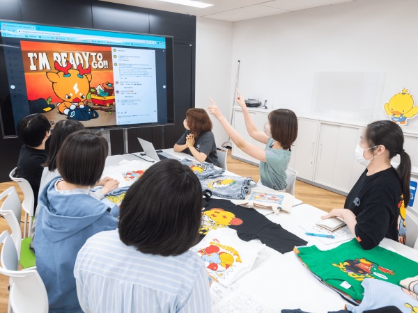 MTG風景。みんなで意見を出し合います。