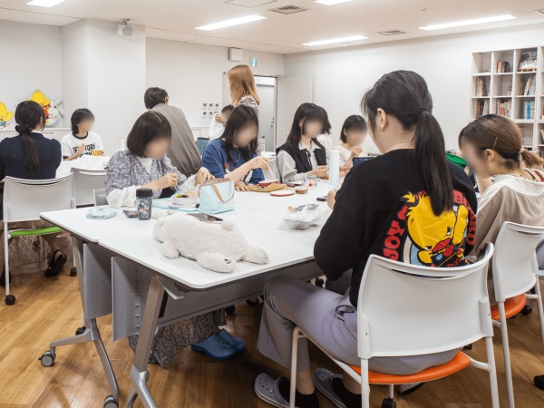 広い休憩室でみんなでわいわいとお昼休みを過ごしています♪