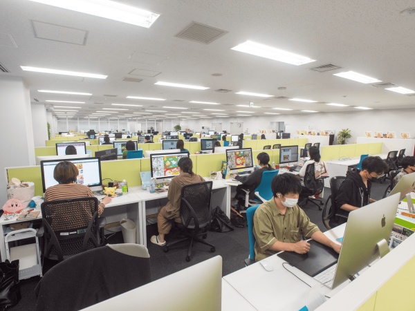 ひとりひとりのデスクも広めです。デスクに好きなキャラクターのフィギュアを飾っているひともいます♪