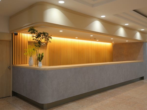 2025年6月に新装したフロントカウンター。木のぬくもりを感じるルーバーが上質なイメージを醸し出しています