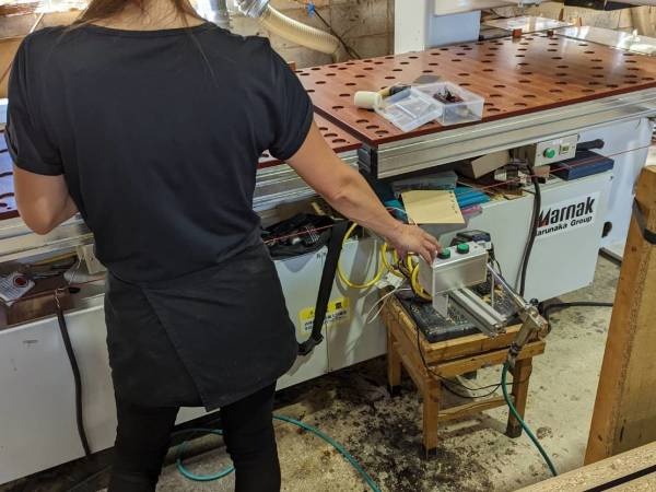 機械をボタンで動かします。