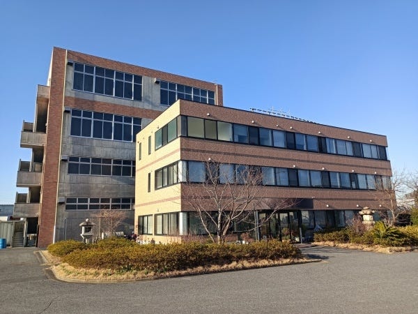 (1)「袖ヶ浦工場 外観」　工場は２棟あり、写真は第１工場です。この他に綱島(横浜)にも２棟の工場があります。