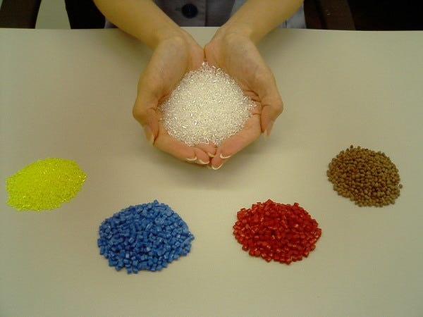 (4)「ペレット」　プラスチック成型材料となる「ペレット」を自社で開発・着色・製造しています。