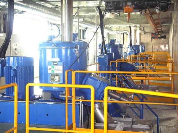 (2)「混合装置」　投入されたプラスチック原料はここで混ぜ合わされます