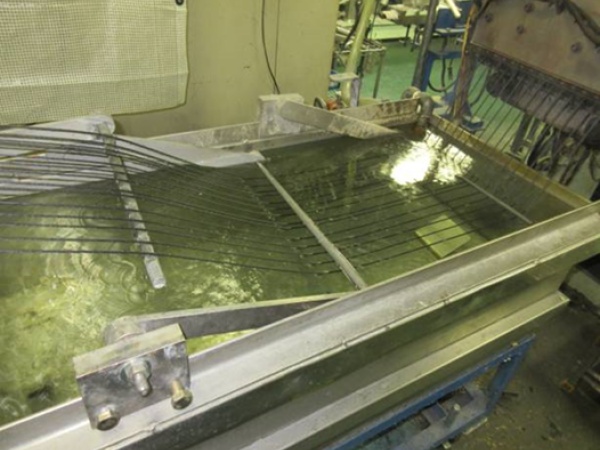 (3)「押出機」　混合された原料が成型されパスタ状となり、カッターで裁断し、米粒状の「ペレット」へとなります