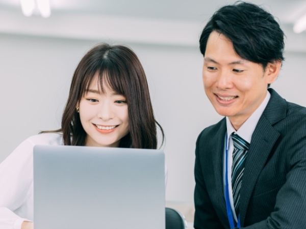 敷地内にはコンビニや社員食堂も完備♪整った環境でITスキルを更に磨いていきませんか。