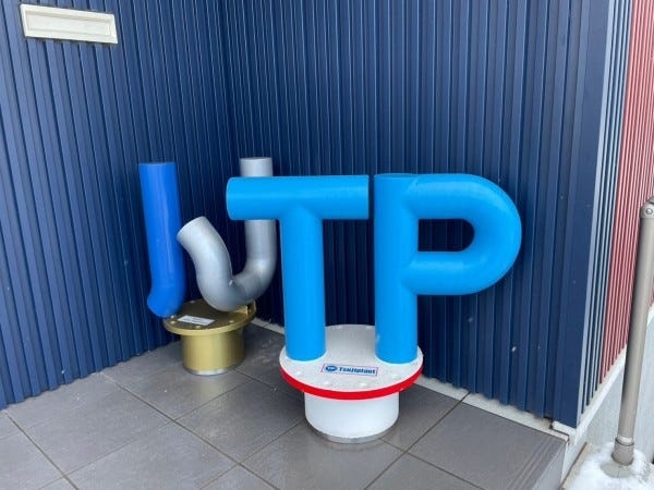 廃材で作った会社のイニシャル。こんなちょっとしたユニークな一面もある会社です☆