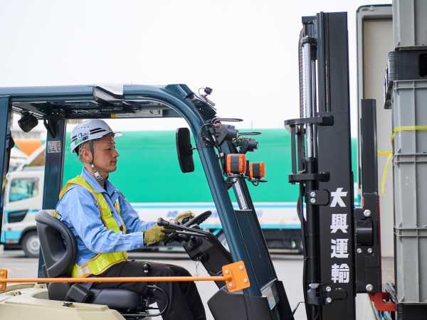 入社時点で大型自動車免許がない場合も大丈夫。リフトマンとして勤務しながら、会社の制度で取得が可能です。（条件・待機期間あり）