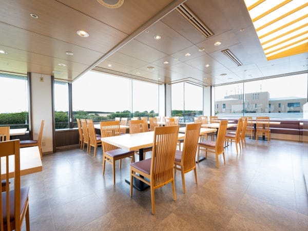 景色の良いグリーンパークに面している施設内レストラン「桂」。