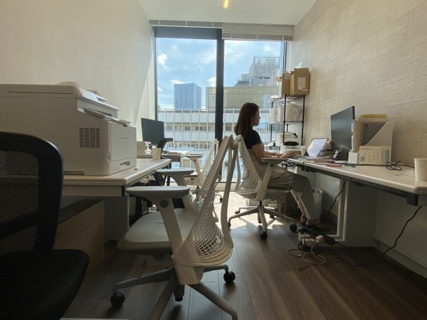 オフィスは高田馬場の街を一望できる開放的な、空間窓からの景色を楽しみながら、リラックスして仕事に集中できます！