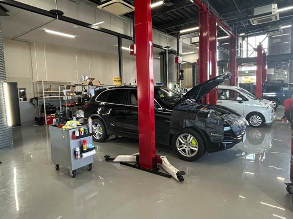 各種リフトやタイヤチェンジャーやドーリーなど設備も充実。備付け工具も一式貸与可能で、工具が無い方でも安心して下さい。