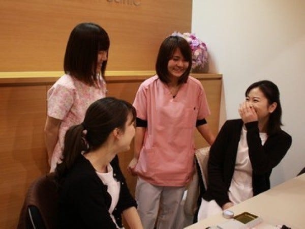 談笑中の1コマ。スタッフ同士とても仲が良くあたたかい雰囲気の職場です。