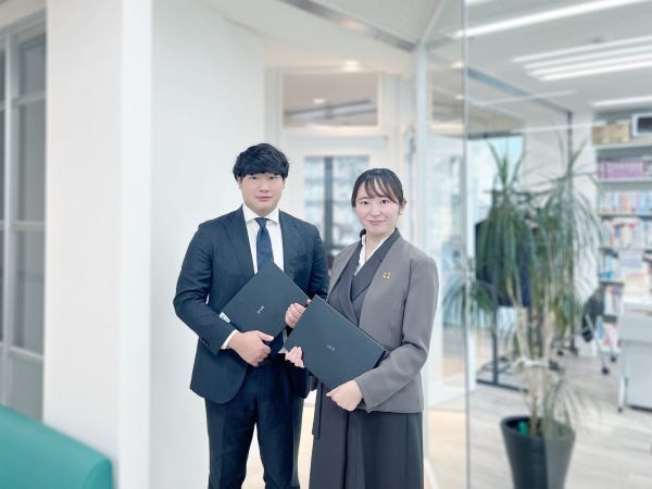 正社員にはノートPCを貸与します。プライベートでの使用もOKなので、2台持ちは不要です。