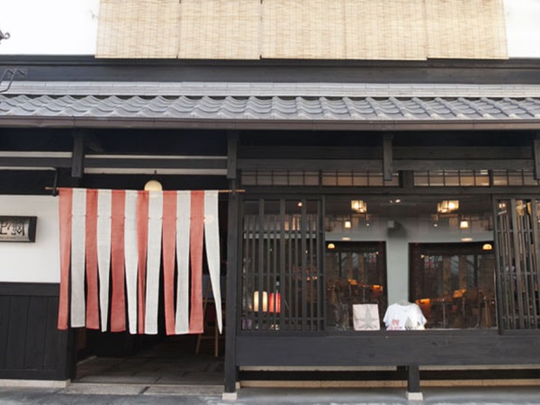 和の景観を意識し、一見では日本家屋の建物に見えますが、実は奥には６階建てのビルがありつながっている本社です。