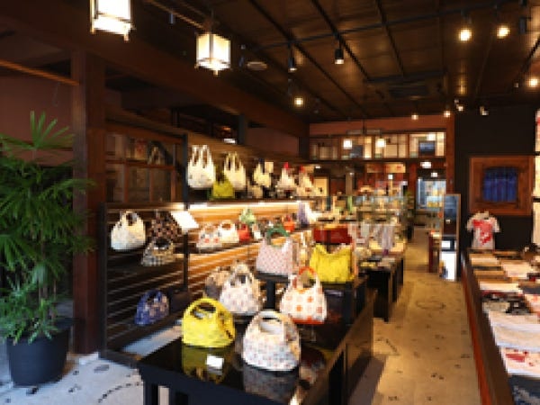 くろちくこだわりの和雑貨や伝統工芸品を多数展開し、清水や嵐山などの直営店にて販売しております。