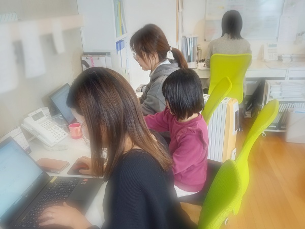 ママスタッフが多い事務局。長期休暇の前後になると、キッズを見かけることも。