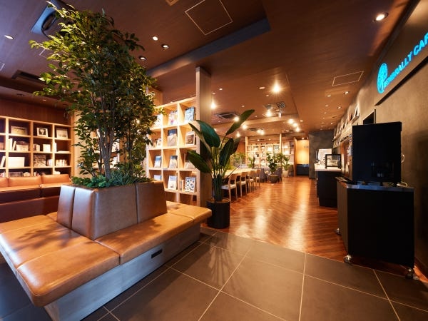 フロント前のロビーは、緑に囲まれており、落ち着きのある空間です。