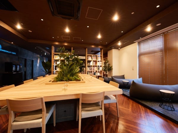 朝食会場は清潔なラウンジスペースで。朝食時間以降はカフェ・コワーキングエリアとしてご利用いただけます。